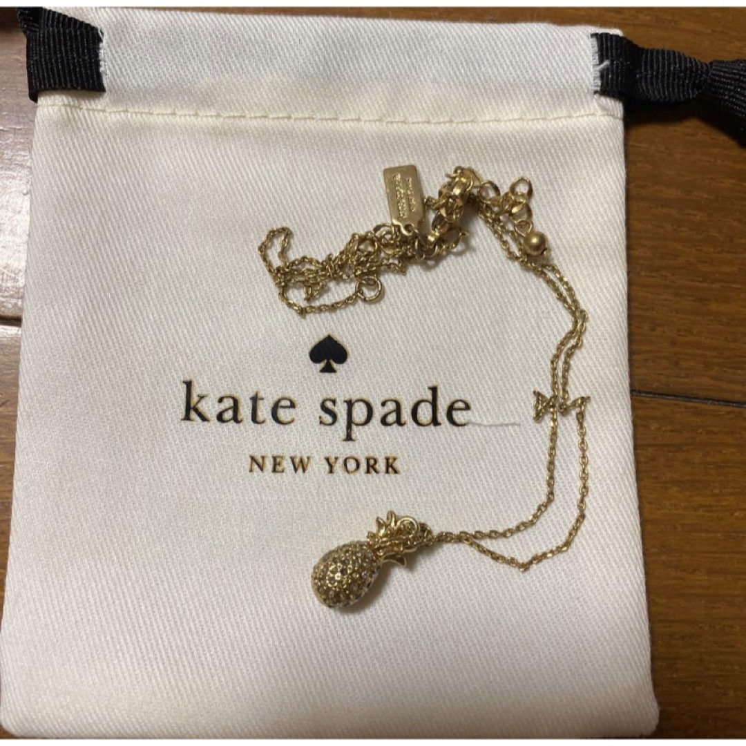 kate spade new york(ケイトスペードニューヨーク)のケイトスペード　パイナップル　ネックレス　巾着付き　正規品 レディースのアクセサリー(ネックレス)の商品写真