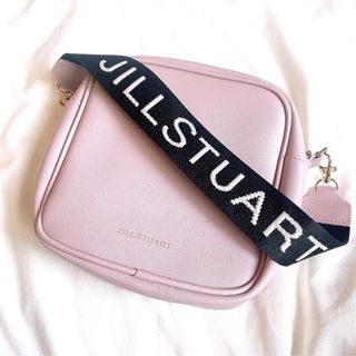 ジルスチュアート(JILLSTUART)のJILLSTUART ロゴストラップ付ピンクバッグ(ハンドバッグ)