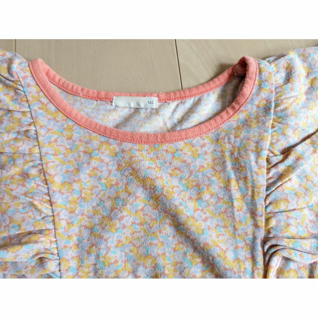 GU(ジーユー)のTシャツ　GU　140　チュニック　小花柄　フリル キッズ/ベビー/マタニティのキッズ服女の子用(90cm~)(Tシャツ/カットソー)の商品写真