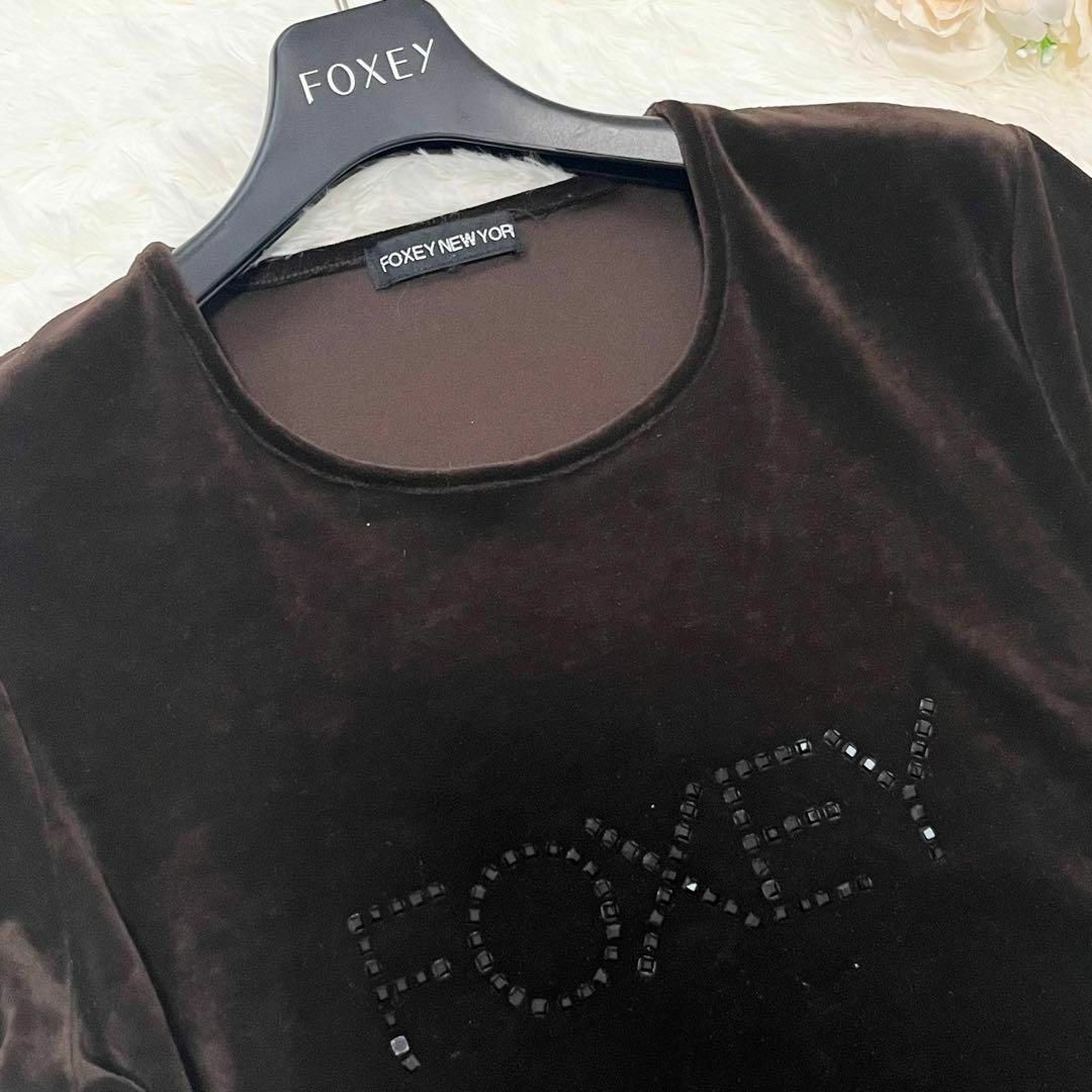 FOXEY(フォクシー)のFOXEY 半袖カットソー ベロア生地 ロゴ スタッズ シンプル 春夏 トップス レディースのトップス(Tシャツ(半袖/袖なし))の商品写真