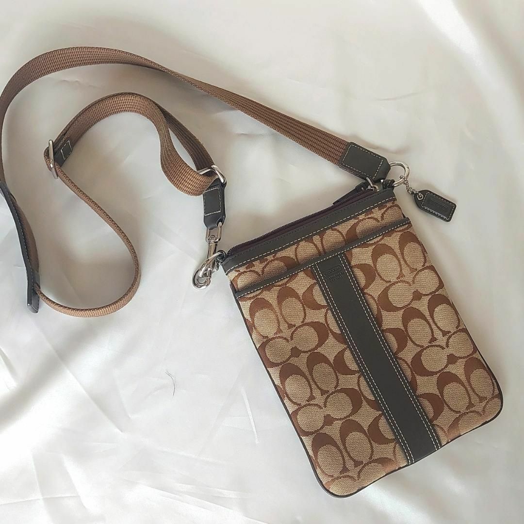 COACH(コーチ)の【美品】COACH コーチ  シグネチャー スウィングパック ショルダーバッグ レディースのバッグ(ショルダーバッグ)の商品写真