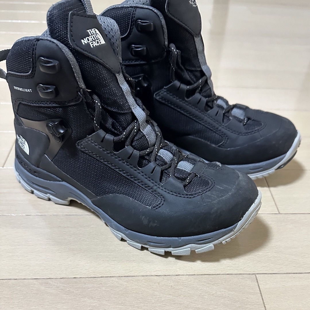 THE NORTH FACE(ザノースフェイス)の【お値下げ】ノースフェイス　登山靴　23センチ　使用1回のみ　ブラック スポーツ/アウトドアのアウトドア(登山用品)の商品写真