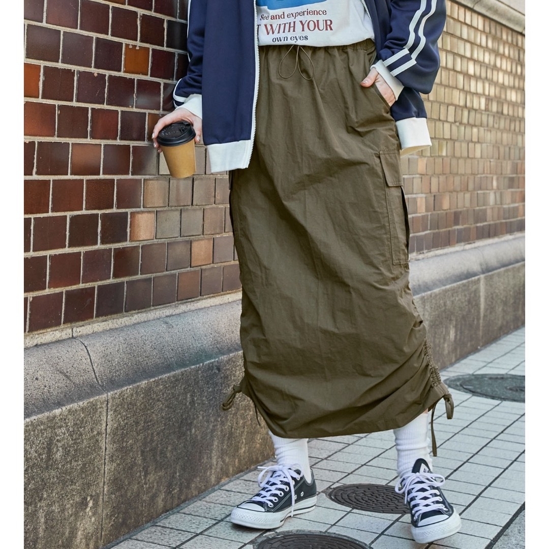 MONO-MART(モノマート)のモノマートレディース  サイドドロストミリタリーカーゴポケットスカート　カーキ レディースのスカート(ロングスカート)の商品写真