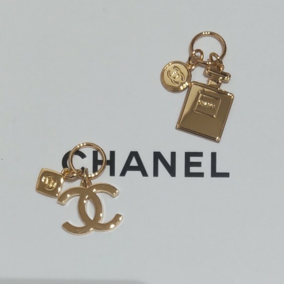 CHANEL(シャネル)のCHANEL2023年 チャームCCロゴ　N° 5ボトル　新品未使用 レディースのアクセサリー(チャーム)の商品写真