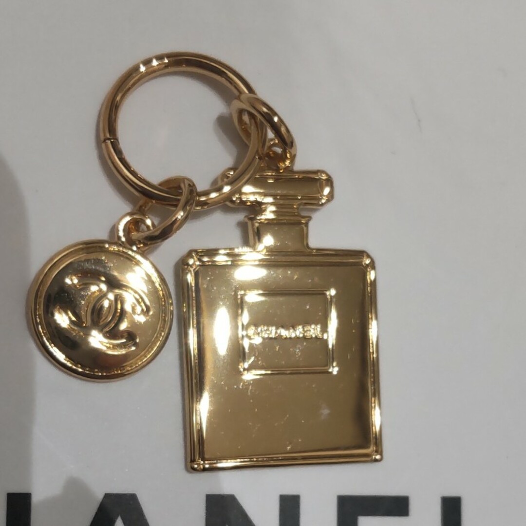 CHANEL(シャネル)のCHANEL2023年 チャームCCロゴ　N° 5ボトル　新品未使用 レディースのアクセサリー(チャーム)の商品写真