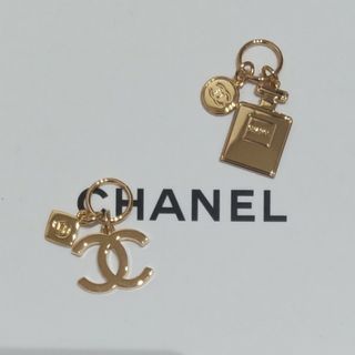 シャネル(CHANEL)のCHANEL2023年 チャームCCロゴ　N° 5ボトル　新品未使用(チャーム)