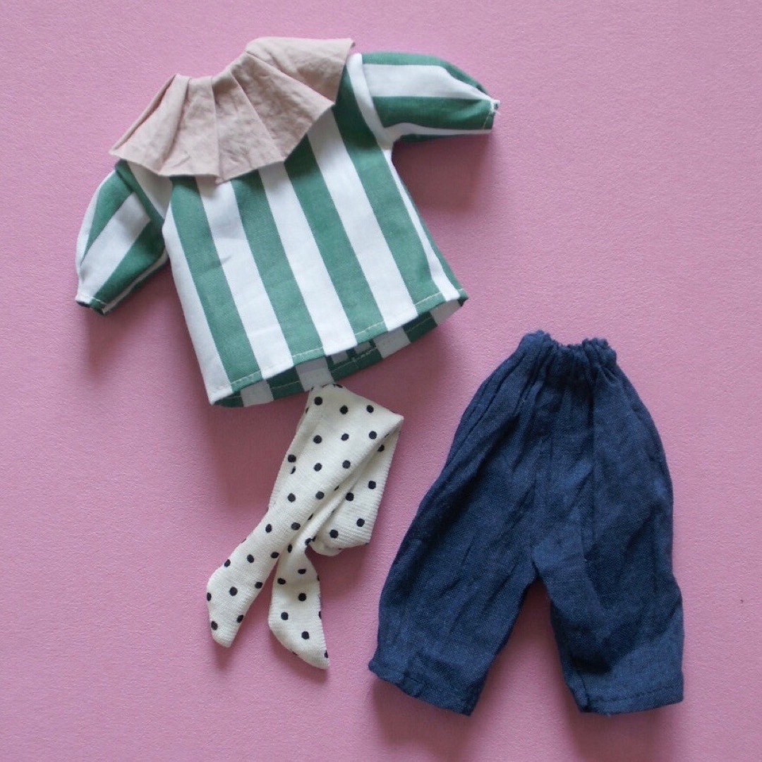 ブライスアウトフィット　フリル襟のシャツセット　ピンクxネイビーxドット ハンドメイドのぬいぐるみ/人形(人形)の商品写真