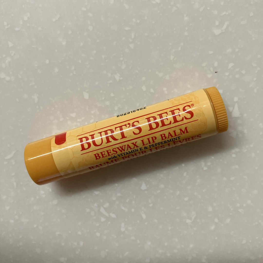 BURT'S BEES(バーツビーズ)のバーツビーツ　リップバーム　 100%  コスメ/美容のスキンケア/基礎化粧品(リップケア/リップクリーム)の商品写真