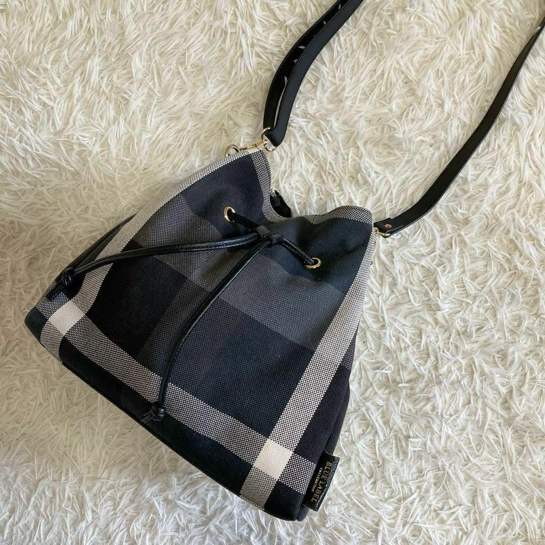 BLACK LABEL CRESTBRIDGE(ブラックレーベルクレストブリッジ)の⭐クレストブリッジ⭐ショルダーバッグ 巾着 ノバチェック ブラック レディースのバッグ(ショルダーバッグ)の商品写真