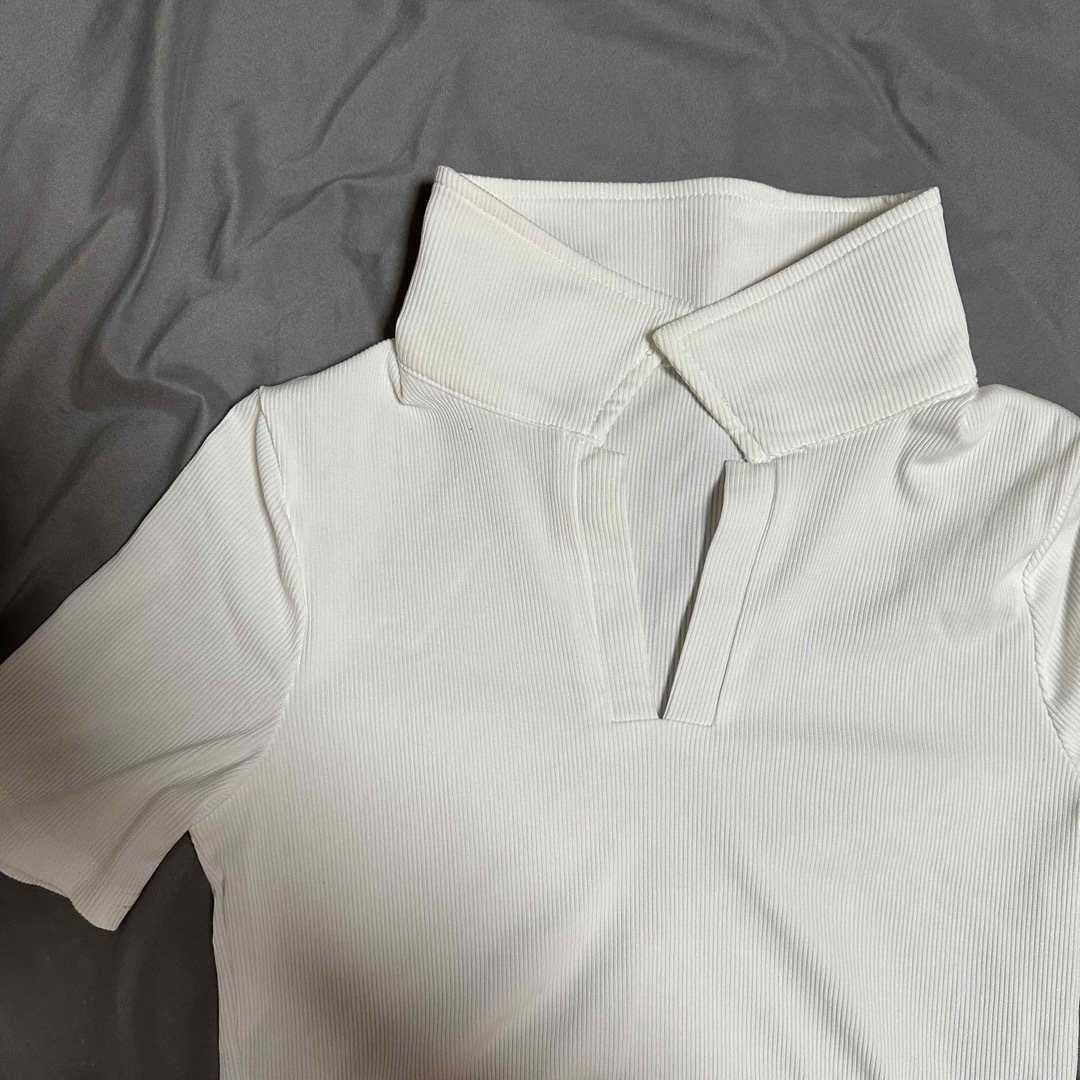 ホワイト　白　襟付き　半袖　ポロシャツ　Tシャツ　 レディースのトップス(ポロシャツ)の商品写真