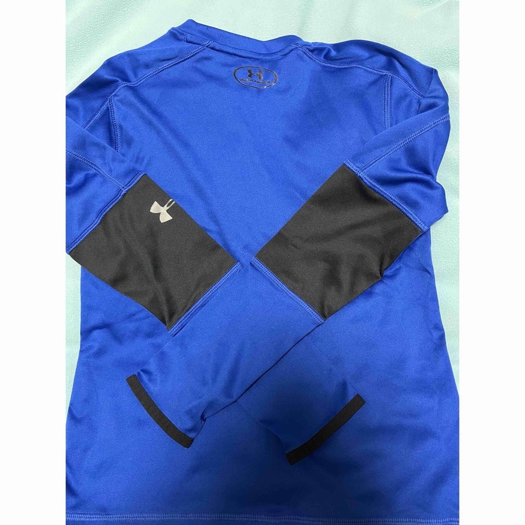 UNDER ARMOUR(アンダーアーマー)のアンダーアーマー　青　長袖　YSM140-150 キッズ/ベビー/マタニティのキッズ服男の子用(90cm~)(Tシャツ/カットソー)の商品写真