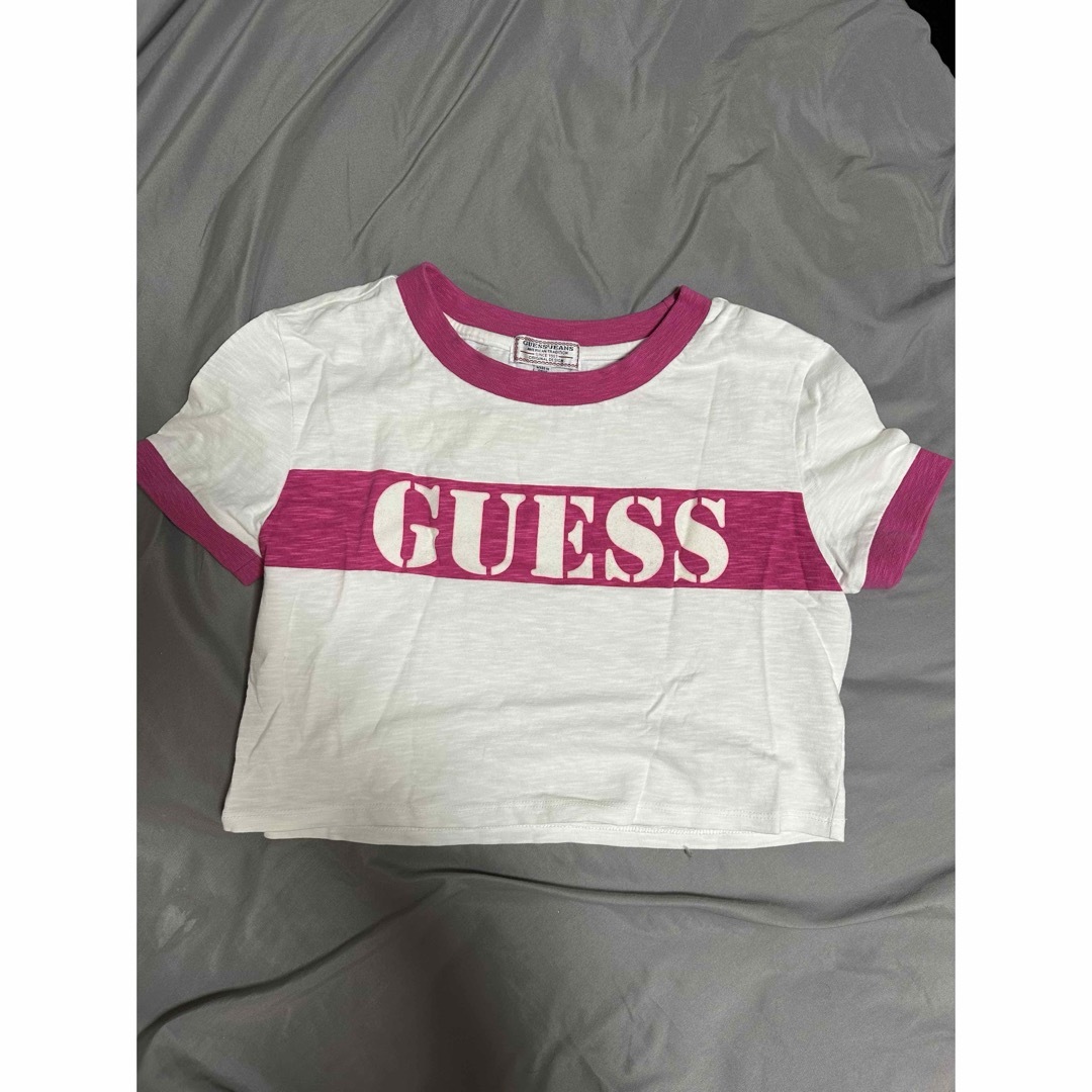 GUESS(ゲス)のピンク　ホワイト　ショート　Tシャツ　ギャル　ゲス　Guess レディースのトップス(Tシャツ(半袖/袖なし))の商品写真