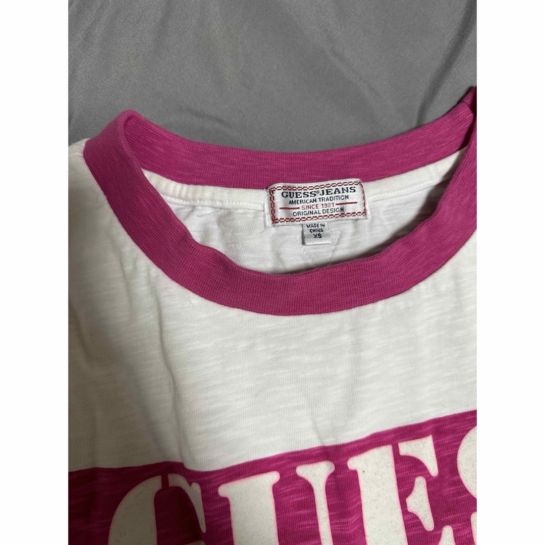 GUESS(ゲス)のピンク　ホワイト　ショート　Tシャツ　ギャル　ゲス　Guess レディースのトップス(Tシャツ(半袖/袖なし))の商品写真