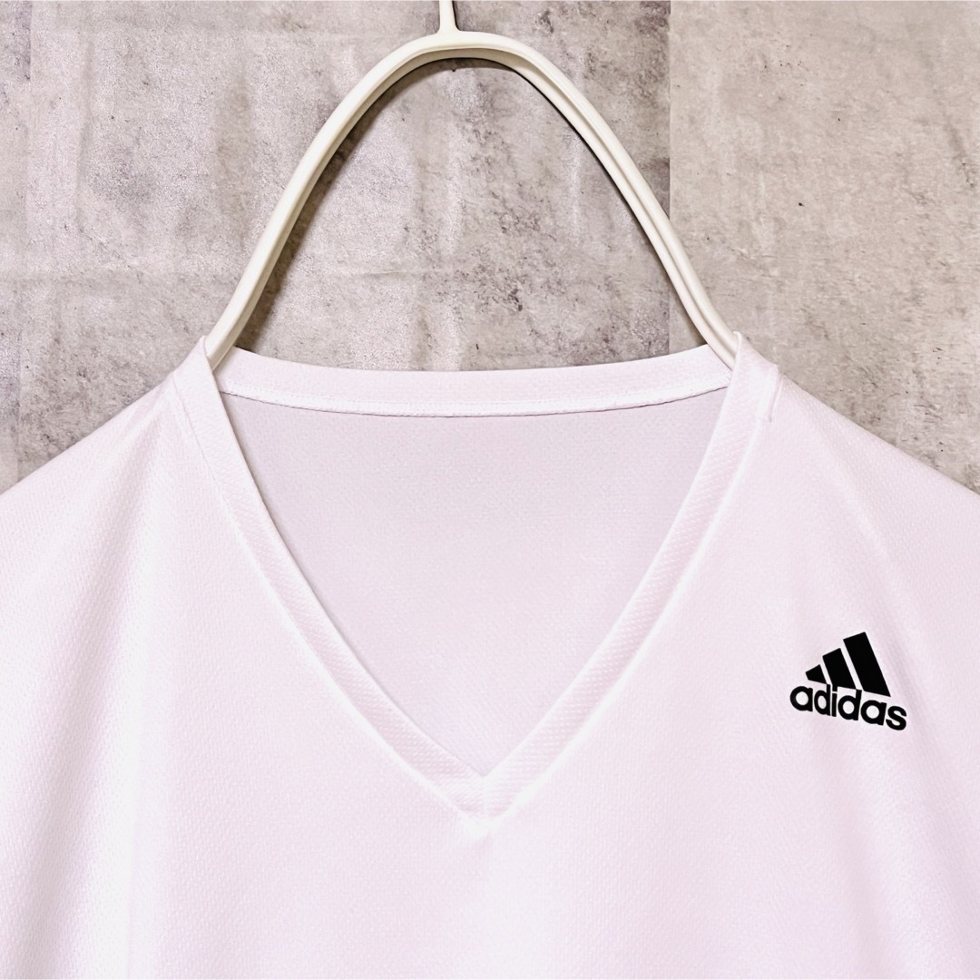 adidas(アディダス)のアディダスタンクトップ　ノースリーブ　L 胸ロゴ　ホワイト メンズのトップス(Tシャツ/カットソー(半袖/袖なし))の商品写真