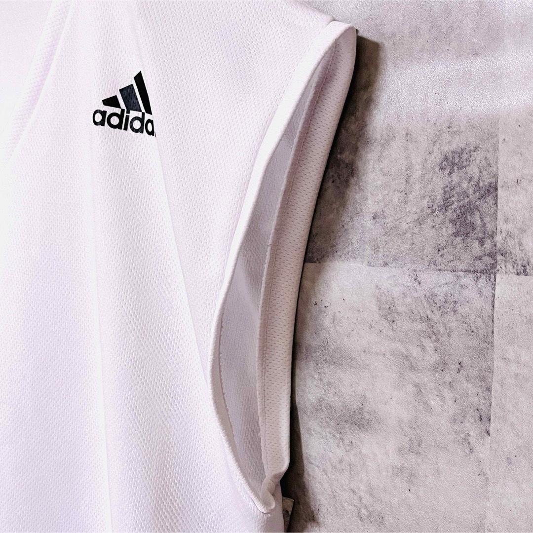 adidas(アディダス)のアディダスタンクトップ　ノースリーブ　L 胸ロゴ　ホワイト メンズのトップス(Tシャツ/カットソー(半袖/袖なし))の商品写真