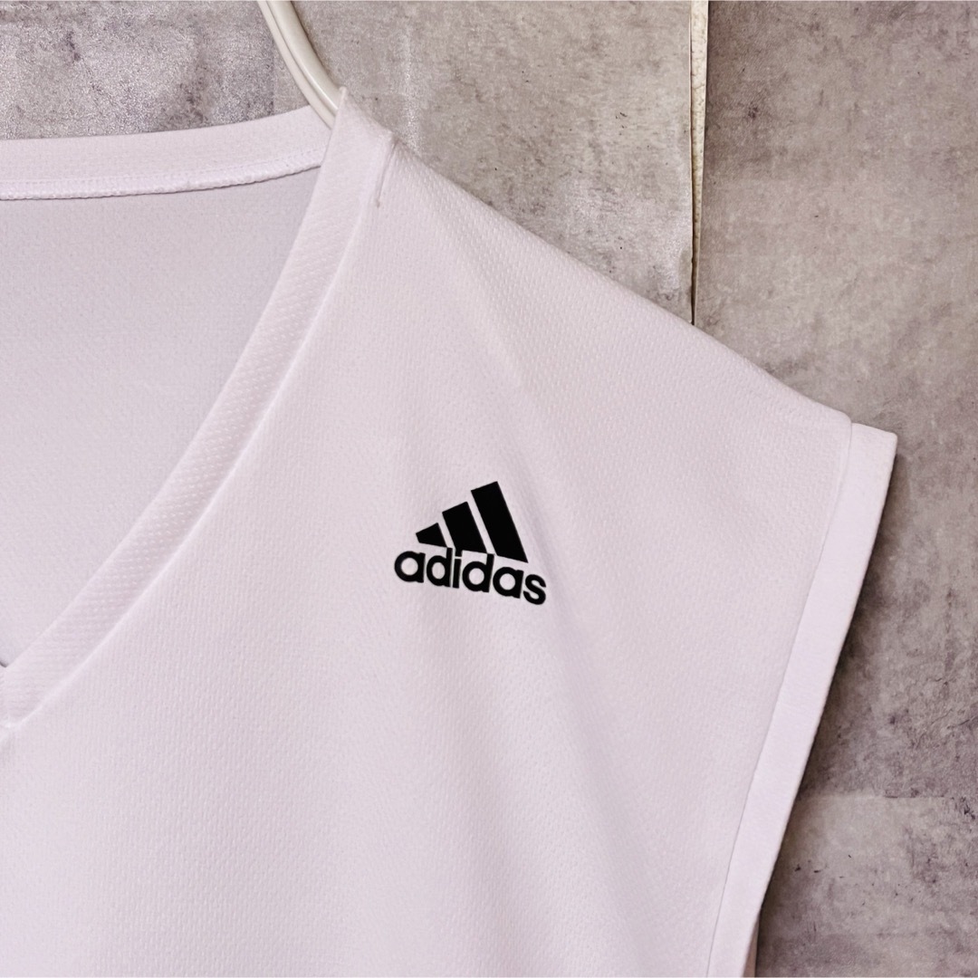adidas(アディダス)のアディダスタンクトップ　ノースリーブ　L 胸ロゴ　ホワイト メンズのトップス(Tシャツ/カットソー(半袖/袖なし))の商品写真
