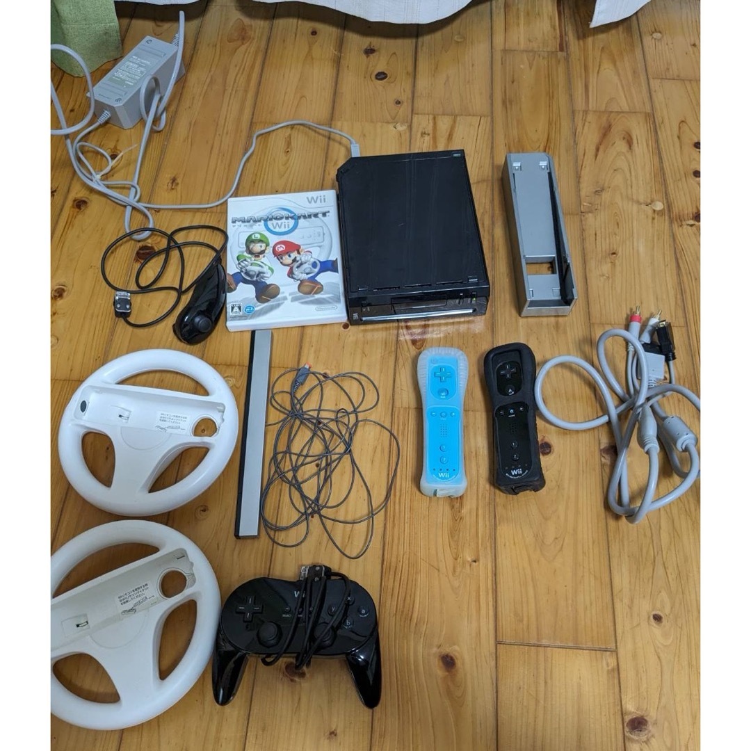 Wii 本体  ソフト2枚  付属品付き  ジャンク品 エンタメ/ホビーのゲームソフト/ゲーム機本体(家庭用ゲーム機本体)の商品写真