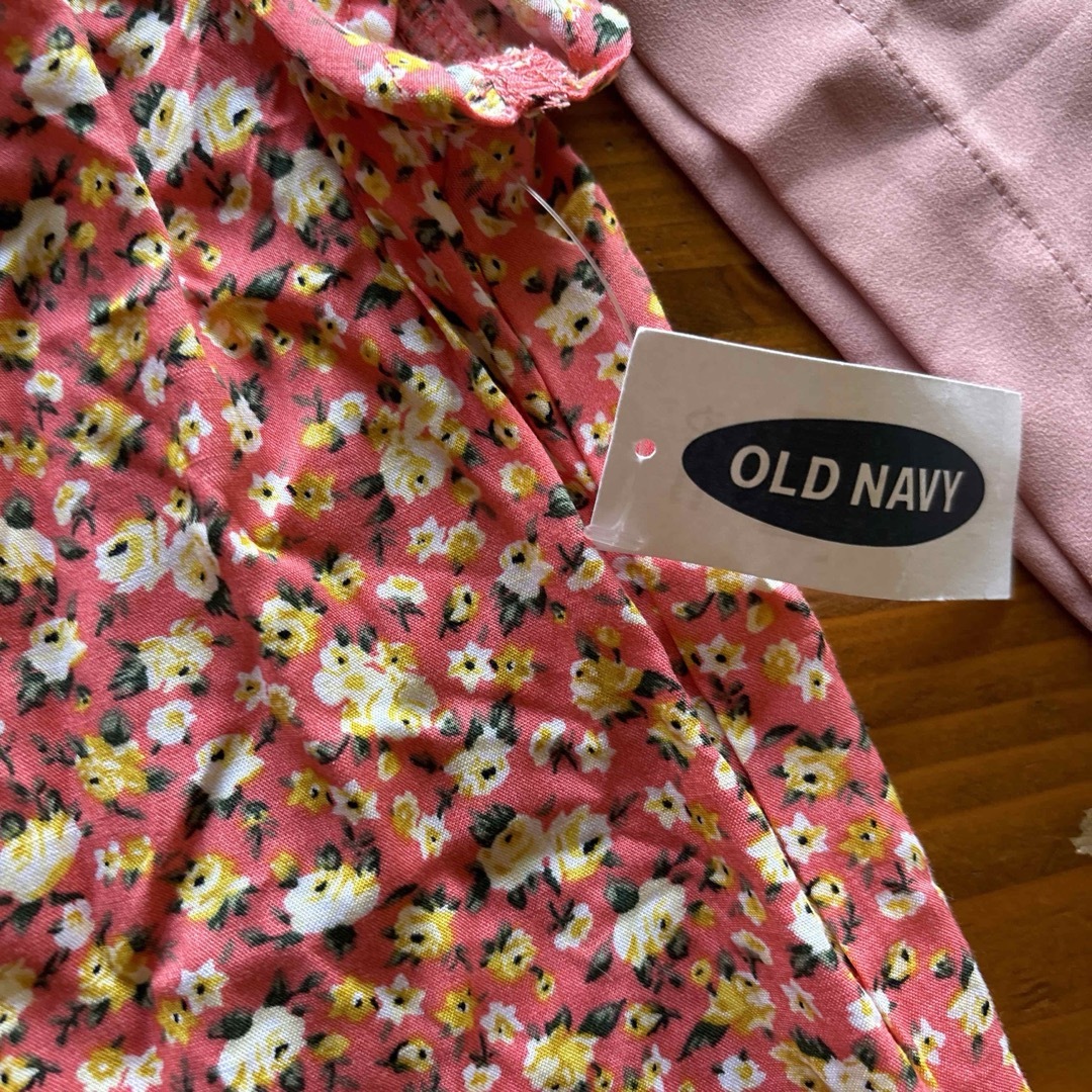 H&M(エイチアンドエム)の新品Old Navyの花柄ブラウスとH&Mの桜色ブラウス　サイズS レディースのトップス(シャツ/ブラウス(半袖/袖なし))の商品写真