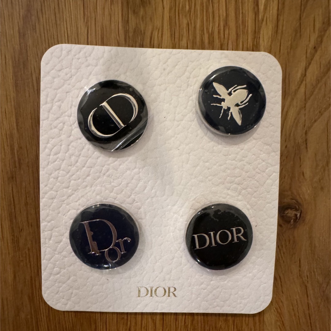 Dior(ディオール)のDior ピンバッジ4点 エンタメ/ホビーのアニメグッズ(バッジ/ピンバッジ)の商品写真