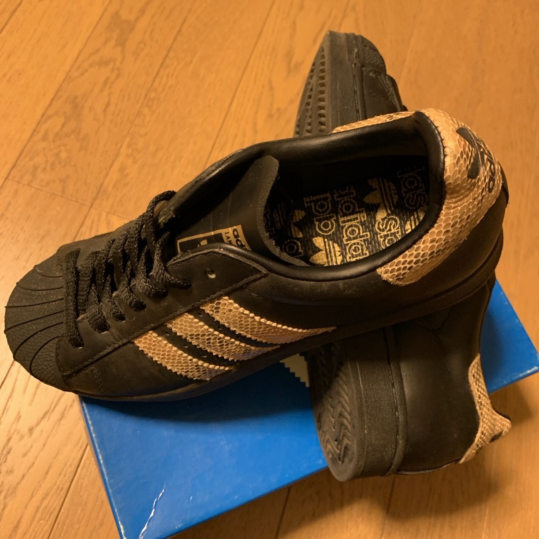 adidas(アディダス)のスーパースター　スネーク　ブラック　コルダ　24.5cm 6H アディダス  レディースの靴/シューズ(スニーカー)の商品写真