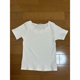 ルゥデ(Rewde)のRewde スカラップリブカットソー　ホワイト　新品　サイズM パール　ビジュー(Tシャツ/カットソー(半袖/袖なし))