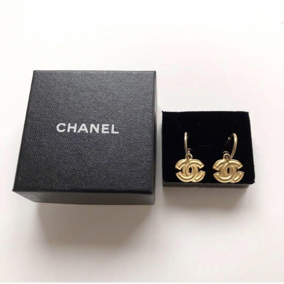 CHANEL(シャネル)のCHANEL シャネル　フープ　ココマーク　01　ピアス　ヴィンテージ　ゴールド レディースのアクセサリー(ピアス)の商品写真