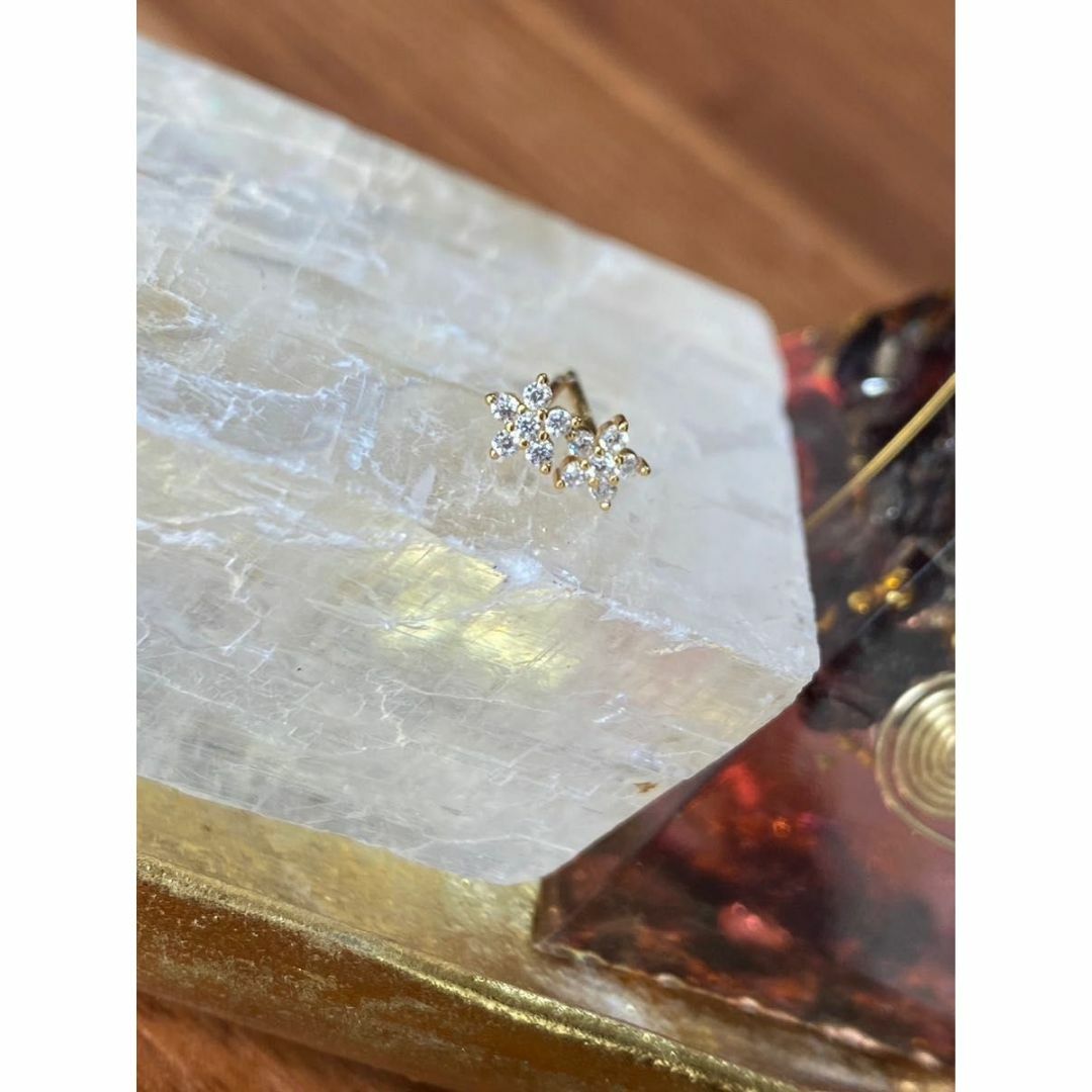 フォロー割あり　人気　ジルコニア　ミニフラワー czダイヤ 925シルバー レディースのアクセサリー(ピアス)の商品写真