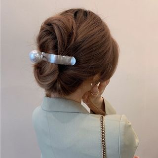 シルバー　上品　高級感　ヘアクリップ　髪留め まとめ髪　パール　韓国　くちばし(バレッタ/ヘアクリップ)