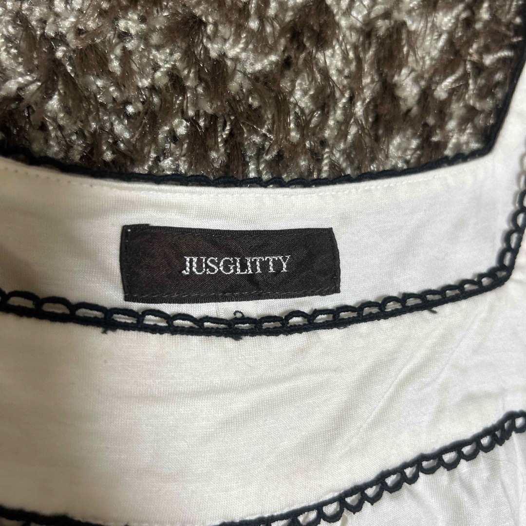 JUSGLITTY(ジャスグリッティー)のジャスグリッティのトップス　白に黒刺繍　サイズ2 レディースのトップス(Tシャツ(半袖/袖なし))の商品写真