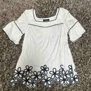 ジャスグリッティー(JUSGLITTY)のジャスグリッティのトップス　白に黒刺繍　サイズ2(Tシャツ(半袖/袖なし))