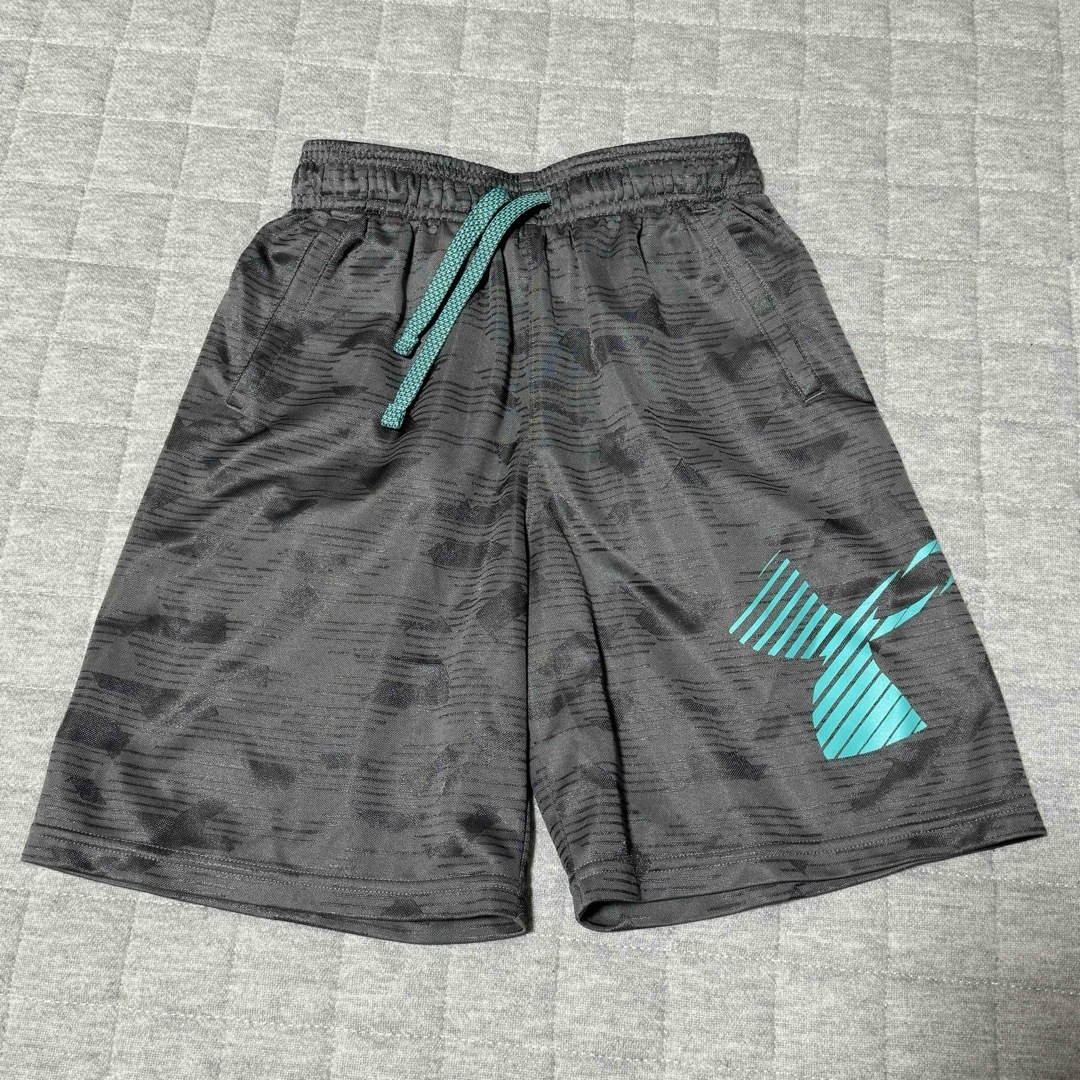 UNDER ARMOUR(アンダーアーマー)のUNDER ARMOUR ハーフパンツ キッズ/ベビー/マタニティのキッズ服男の子用(90cm~)(パンツ/スパッツ)の商品写真