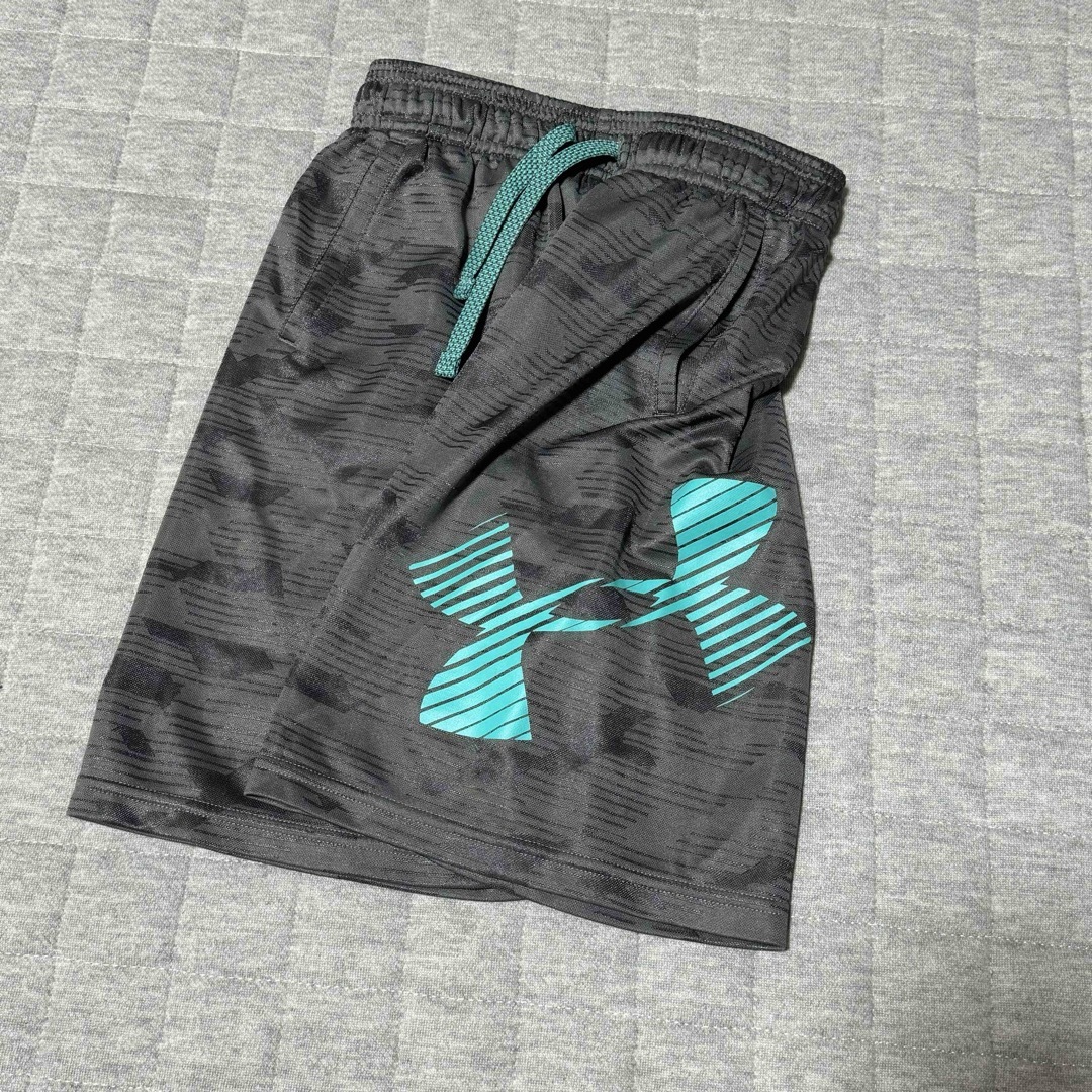 UNDER ARMOUR(アンダーアーマー)のUNDER ARMOUR ハーフパンツ キッズ/ベビー/マタニティのキッズ服男の子用(90cm~)(パンツ/スパッツ)の商品写真