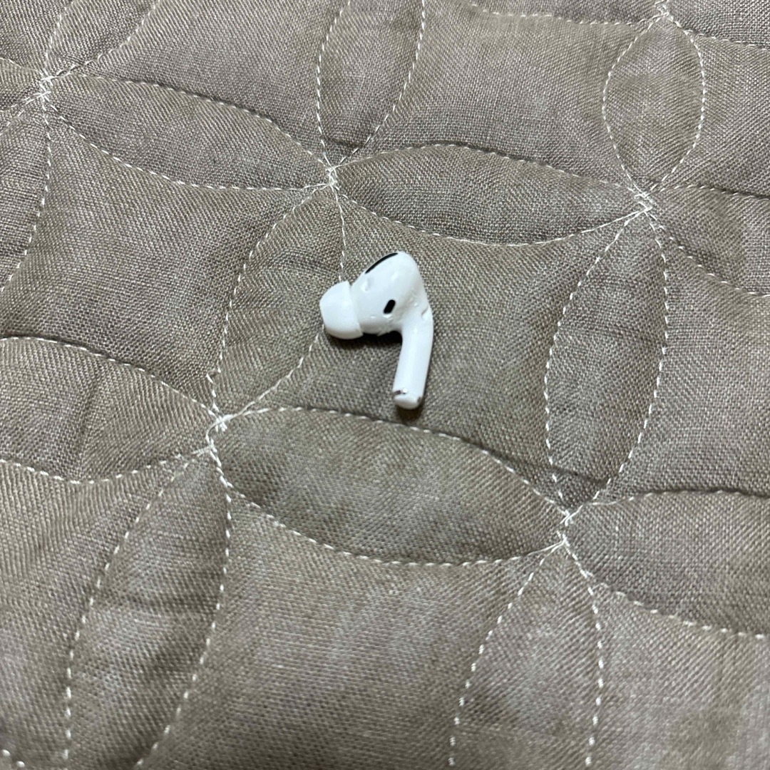 Apple(アップル)の正規品 AirPods pro エアーポッズプロ 右耳 A2083 スマホ/家電/カメラのオーディオ機器(ヘッドフォン/イヤフォン)の商品写真