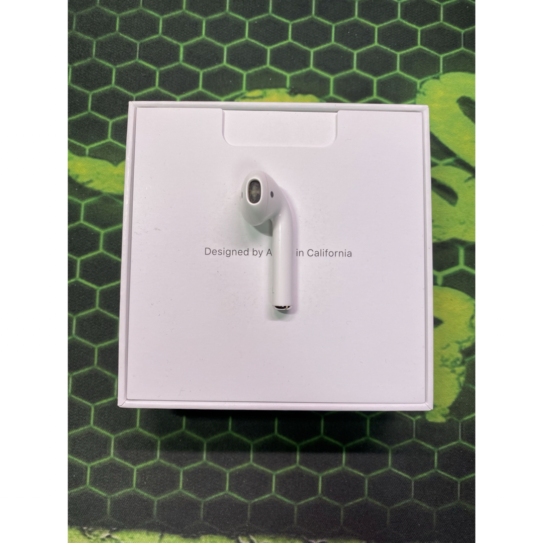 Apple(アップル)のApple AirPods  第2世代　左耳　左側　左 スマホ/家電/カメラのオーディオ機器(ヘッドフォン/イヤフォン)の商品写真