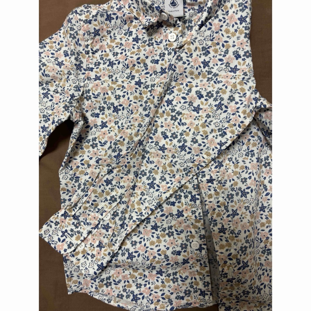 PETIT BATEAU(プチバトー)の匿名配送　プチバトー　小花柄　長袖シャツ　110cm キッズ/ベビー/マタニティのキッズ服女の子用(90cm~)(ブラウス)の商品写真