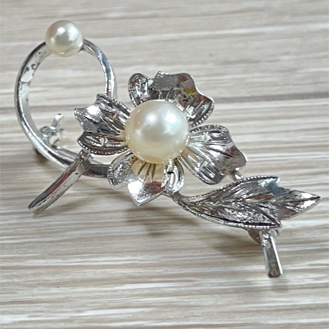 【美品 silver】真珠7mm お花 ブローチ レディースのアクセサリー(ブローチ/コサージュ)の商品写真