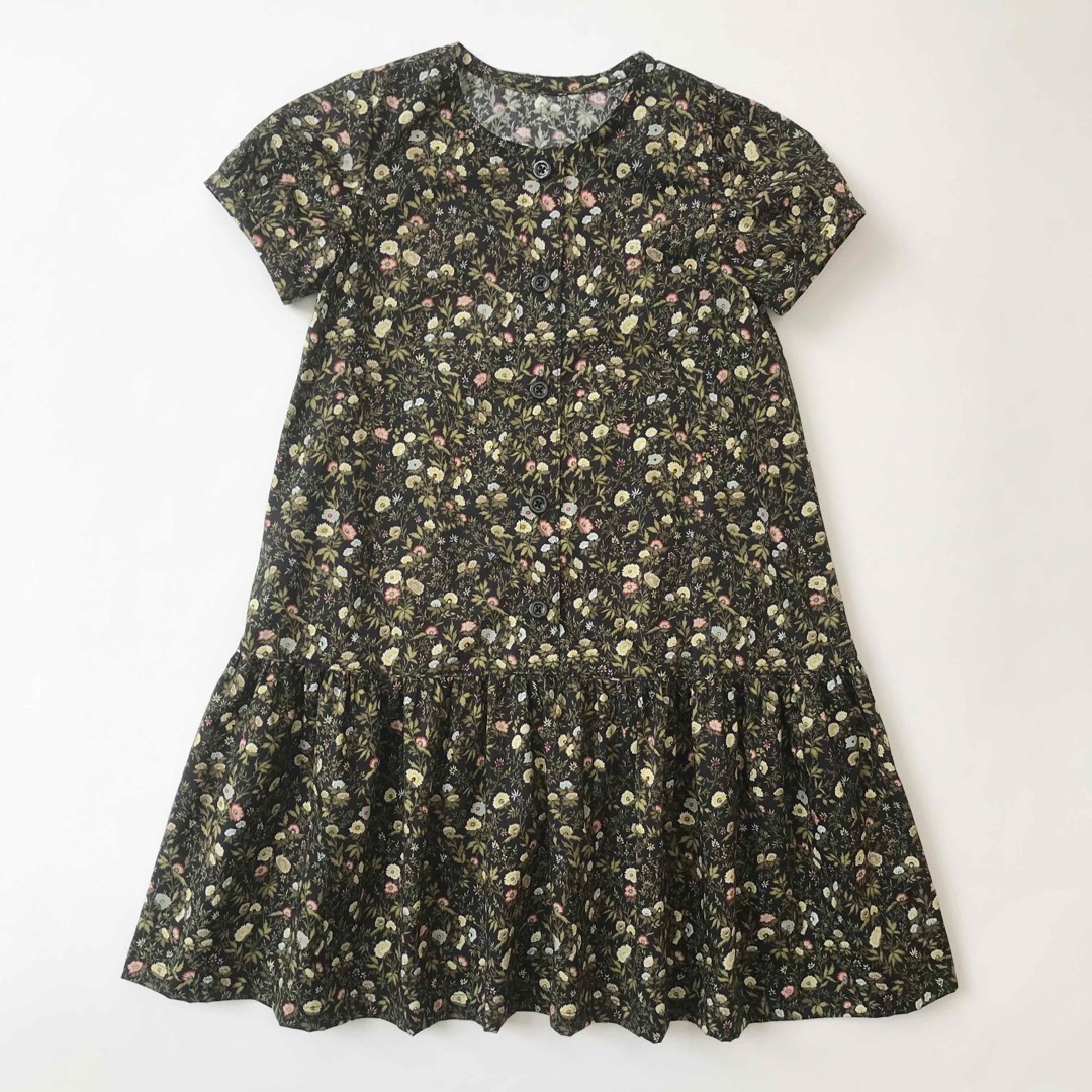 新品　ハンドメイド　おすまし　ワンピース　100cm  黒　花　リバティプリント キッズ/ベビー/マタニティのキッズ服女の子用(90cm~)(ワンピース)の商品写真