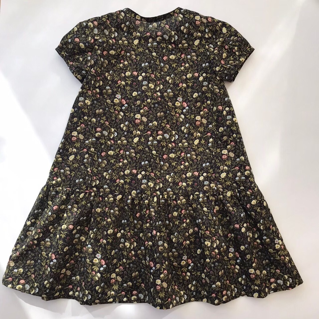 新品　ハンドメイド　おすまし　ワンピース　100cm  黒　花　リバティプリント キッズ/ベビー/マタニティのキッズ服女の子用(90cm~)(ワンピース)の商品写真