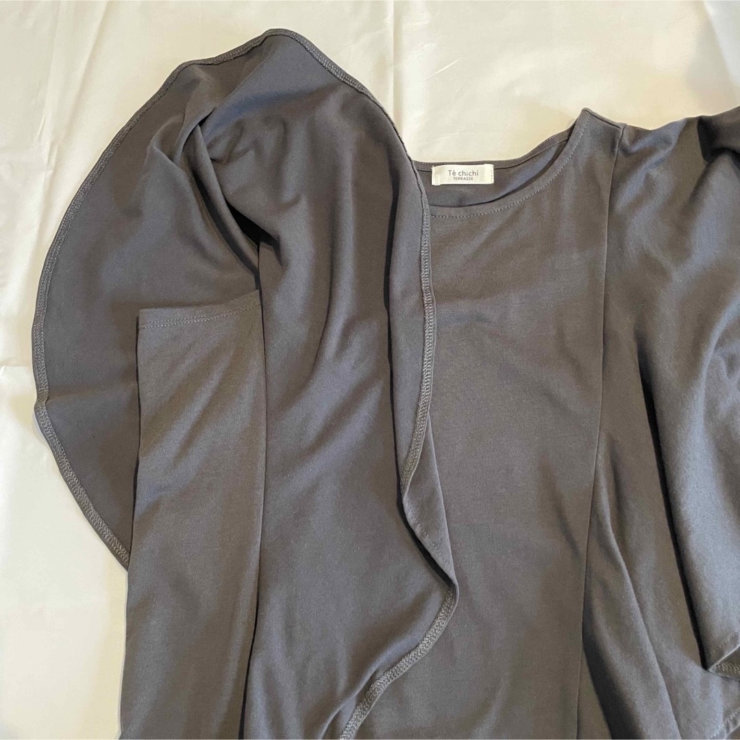 Techichi(テチチ)のフレアスリーブプルオーバー　テチチ　チャコール　フリーサイズ　夏服 レディースのトップス(Tシャツ(半袖/袖なし))の商品写真