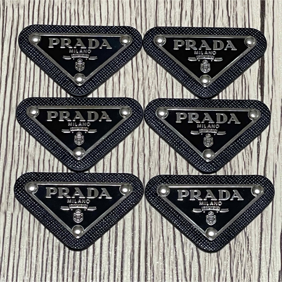 PRADA(プラダ)の【6枚】PRADA プラダ  ロゴプレート ロゴパーツ ブラック メタル 新品 ハンドメイドの素材/材料(各種パーツ)の商品写真