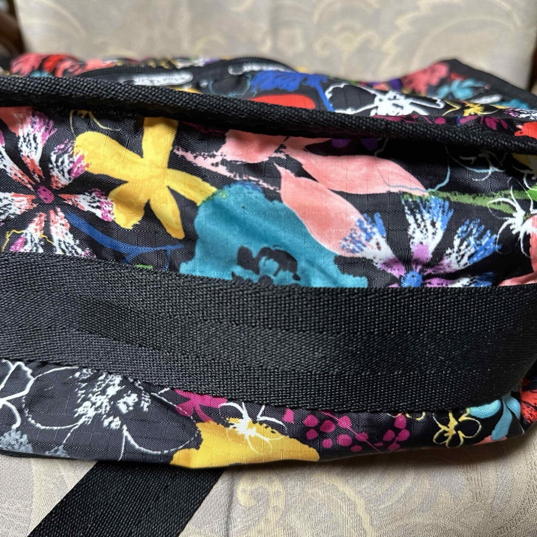 LeSportsac(レスポートサック)のLESPORTSAC ショルダーバッグ　ポーチ　セット　花 レディースのバッグ(ショルダーバッグ)の商品写真