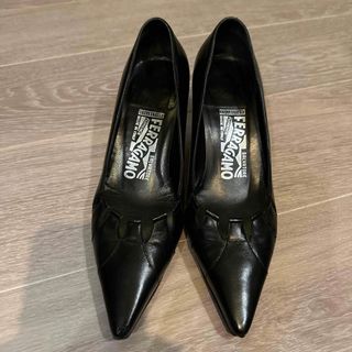 サルヴァトーレフェラガモ(Salvatore Ferragamo)の★大特価★大人気 Ferragamo  フェラガモ パンプス 22.5cm 黒(ハイヒール/パンプス)