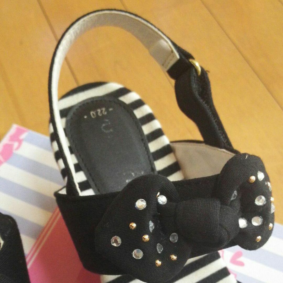 夏 サンダル 22cm 白黒ボーダー リボン レディースの靴/シューズ(サンダル)の商品写真