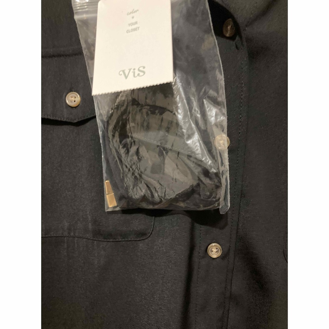 ViS(ヴィス)の新品タグ付き　vis ブラックサテンシャツ　2way リボン取り外し可　定番　 レディースのトップス(シャツ/ブラウス(長袖/七分))の商品写真