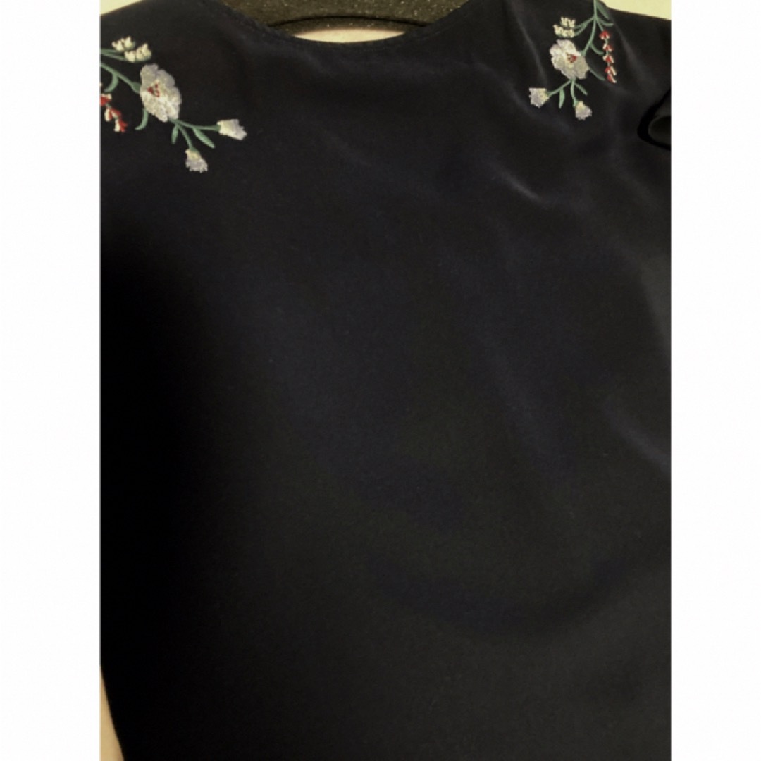JUSGLITTY(ジャスグリッティー)のジャスグリッティー 襟ぐり刺繍Vブラウス シャツ Vネック 雑誌掲載 花柄 刺繍 レディースのトップス(シャツ/ブラウス(半袖/袖なし))の商品写真