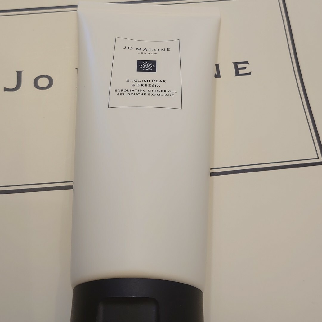 Jo Malone(ジョーマローン)のJo Malone 新品未使用 イングリッシュペアー＆フリージアシャワージェル コスメ/美容のボディケア(ボディソープ/石鹸)の商品写真