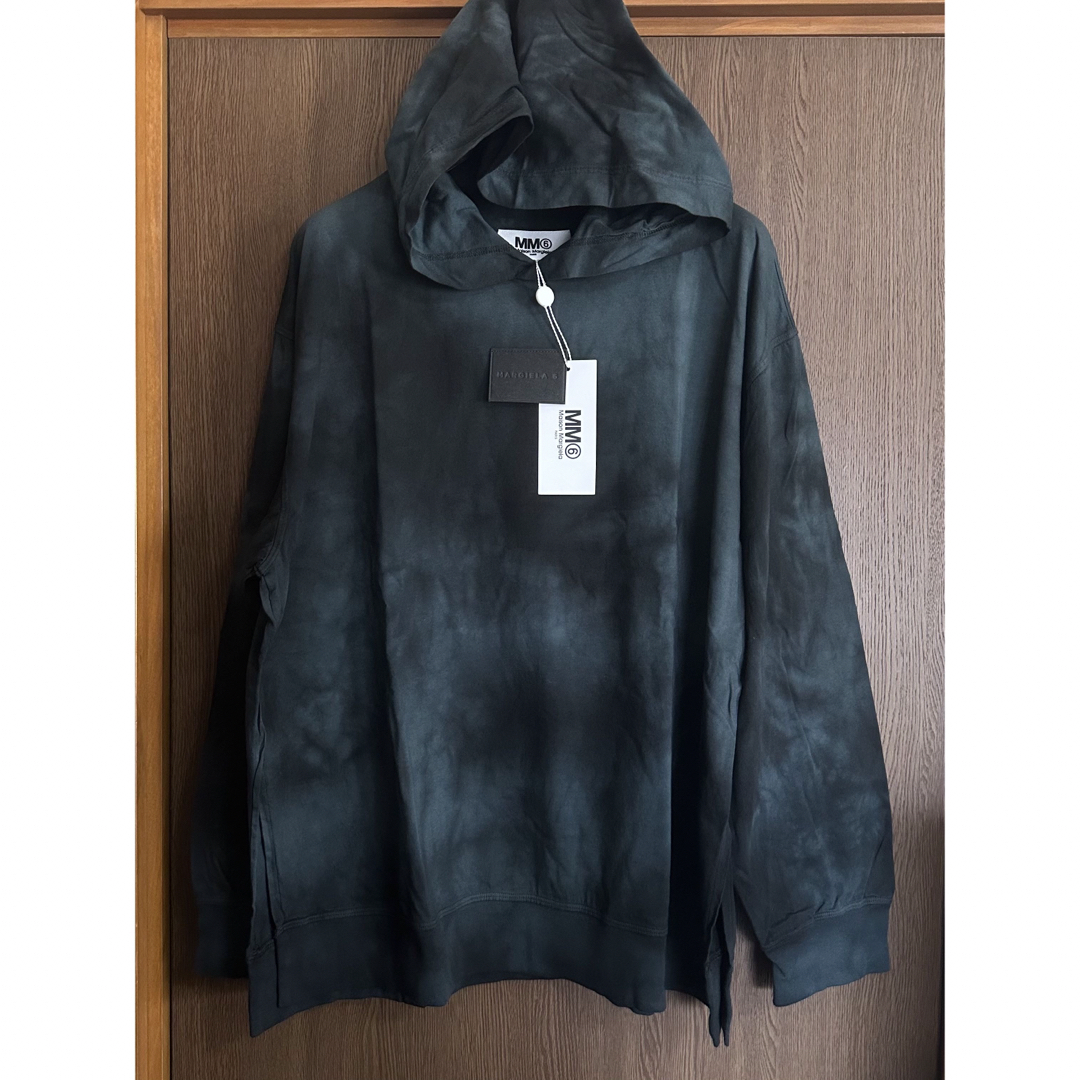 Maison Martin Margiela(マルタンマルジェラ)の黒M新品 メゾン マルジェラ MM6 ロゴパッチ タイダイ スウェット パーカー レディースのトップス(トレーナー/スウェット)の商品写真