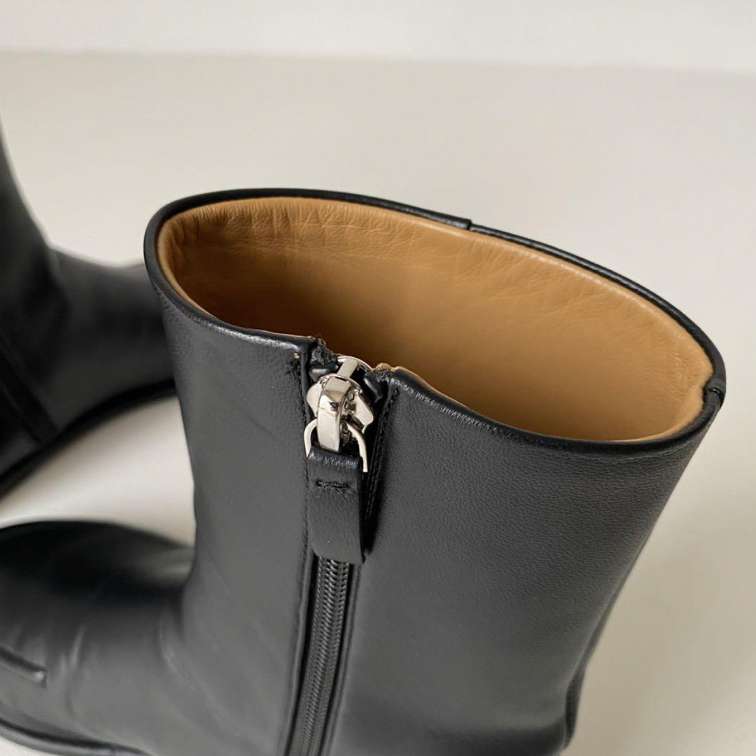 THE ROW(ザロウ)の【美品】the row canal boot カナルブーツ　36ハーフ　黒 レディースの靴/シューズ(ブーツ)の商品写真