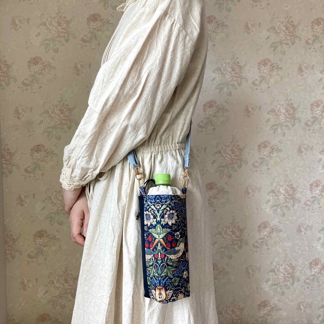 William Morris(ウィリアム・モリス)の保温保冷　ペットボトルホルダー　大人も使える肩掛けペットボトルホルダー ハンドメイドの生活雑貨(その他)の商品写真