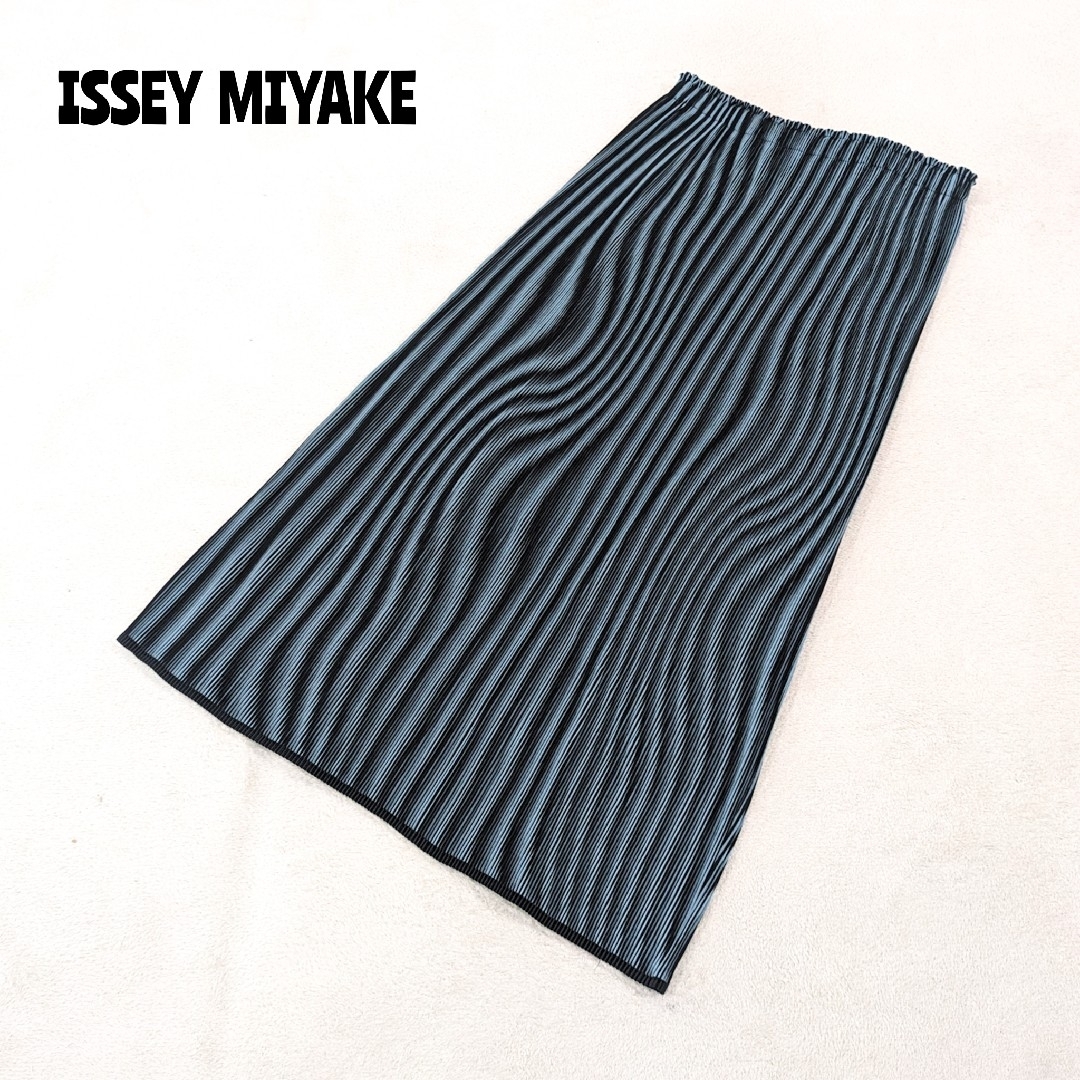 ISSEY MIYAKE(イッセイミヤケ)の★ ISSEY MIYAKE FETE ★ウェーブ ストライプ プリーツスカート レディースのスカート(ロングスカート)の商品写真